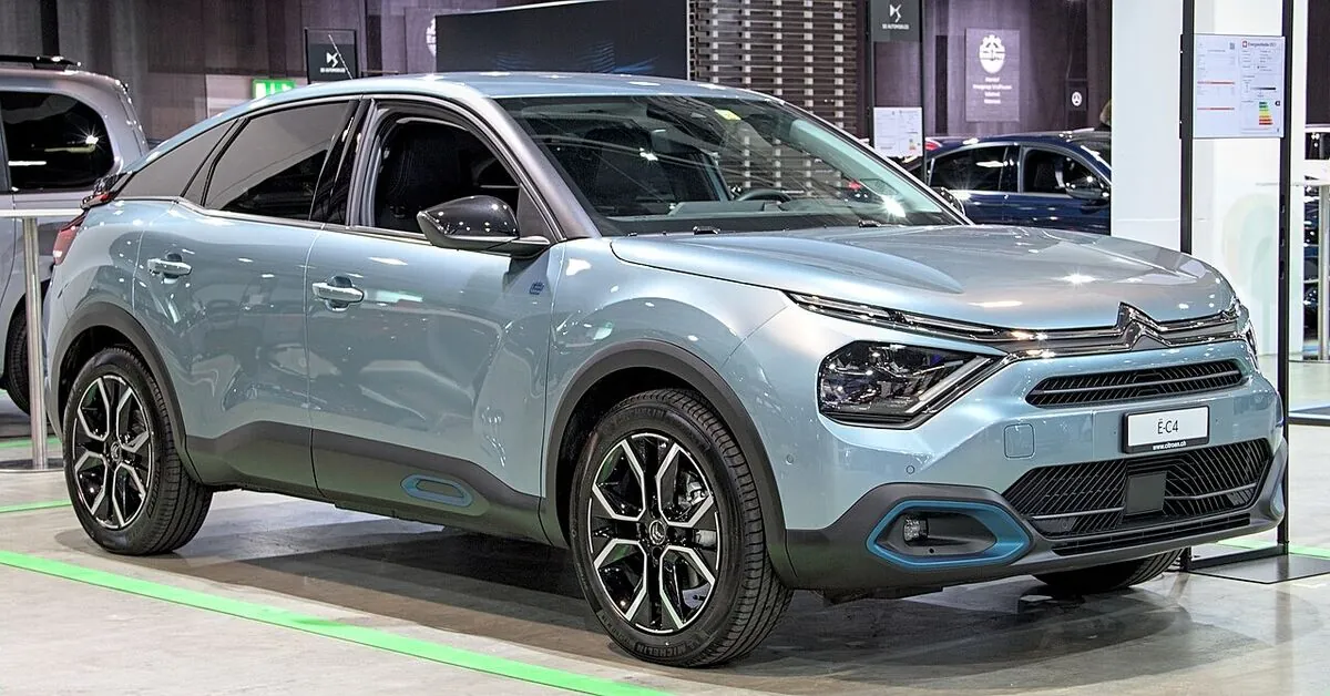 Citroën ë-C4 électrique bleu clair vue de trois quarts avant