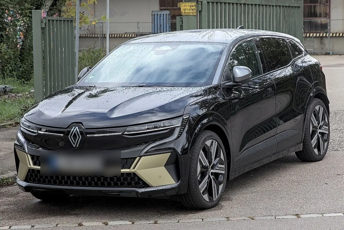 Renault Mégane E-Tech électrique noire vue de trois quarts avant